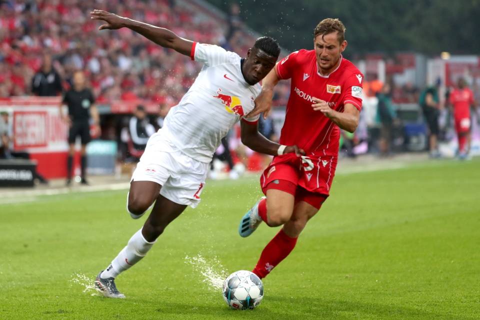 华体会-赛前门兴格拉德巴赫调整名单以备德甲；迎来里程碑环节打磨；质疑声仍在；临场指挥获称赞的简单介绍