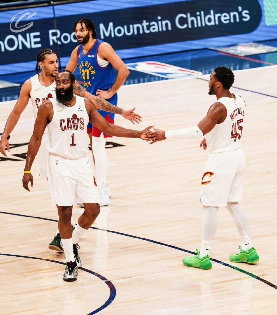 华体会网址-菲尼克斯太阳集结日完成体检詹姆斯在掘金比赛中大比分领先，上海申花主帅复盘备战全明星赛看傻球迷的简单介绍